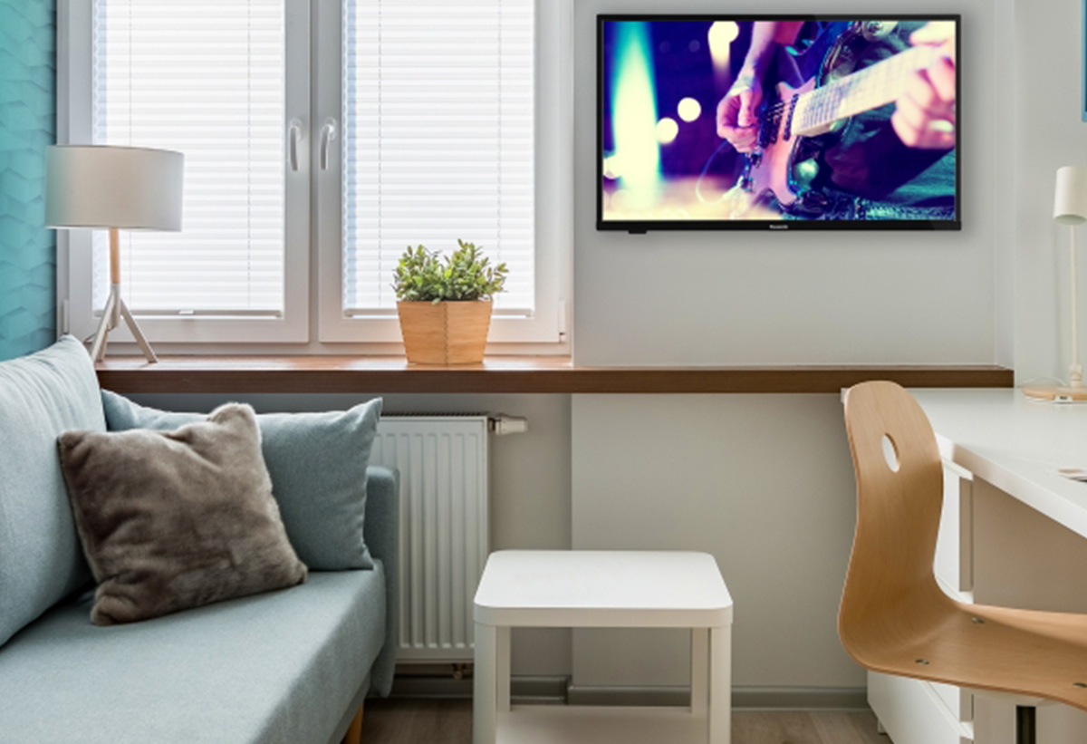 Απεικονίζεται η τηλεόραση τοποθετημένη σε έναν τοίχο